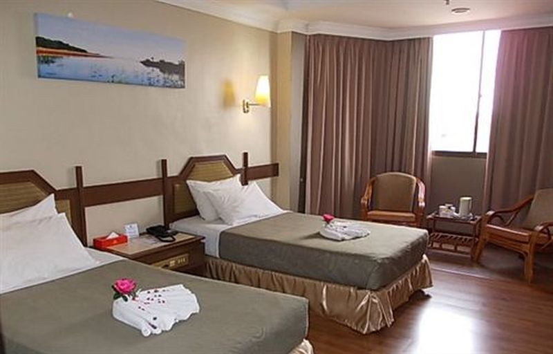 Hotel Grand Crystal Алор-Сетар Экстерьер фото